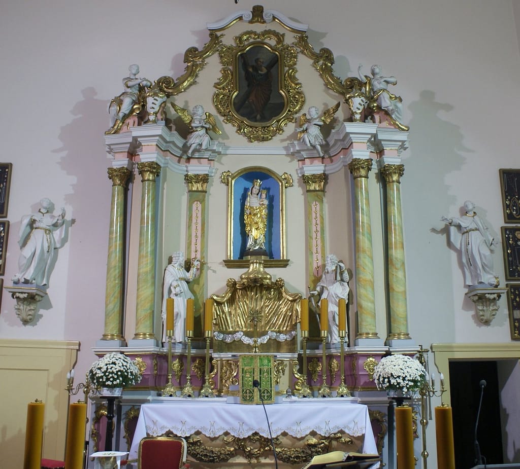 Iłówiec - ołtarz główny przed konserwacją