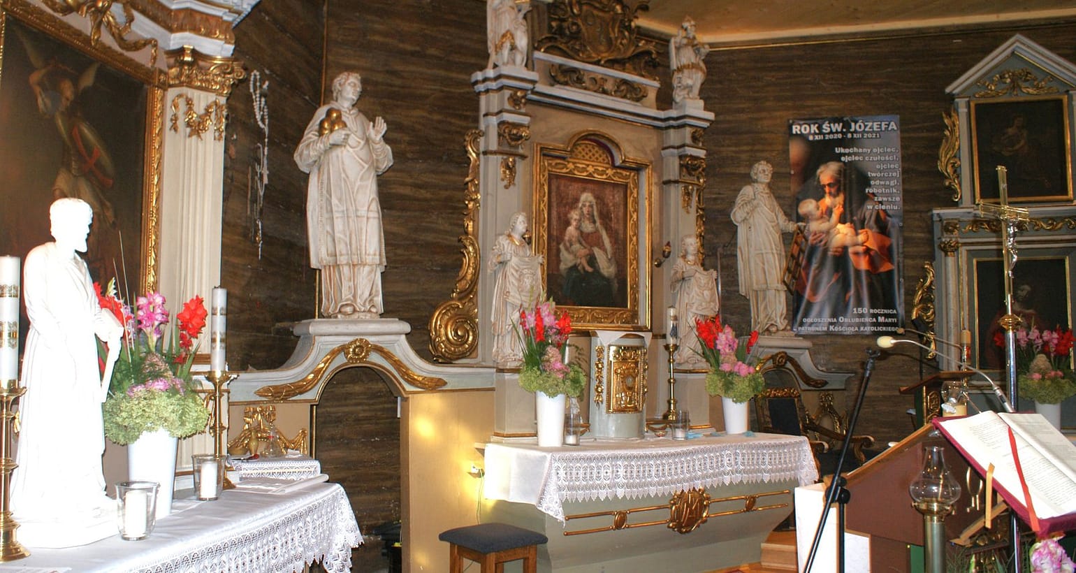 Rogalinek, kościół drewniany pw. św. Michała Archanioła i MB Wspomożenia Wiernych (1682-1712) – ołtarze i polichromie (XIX w)